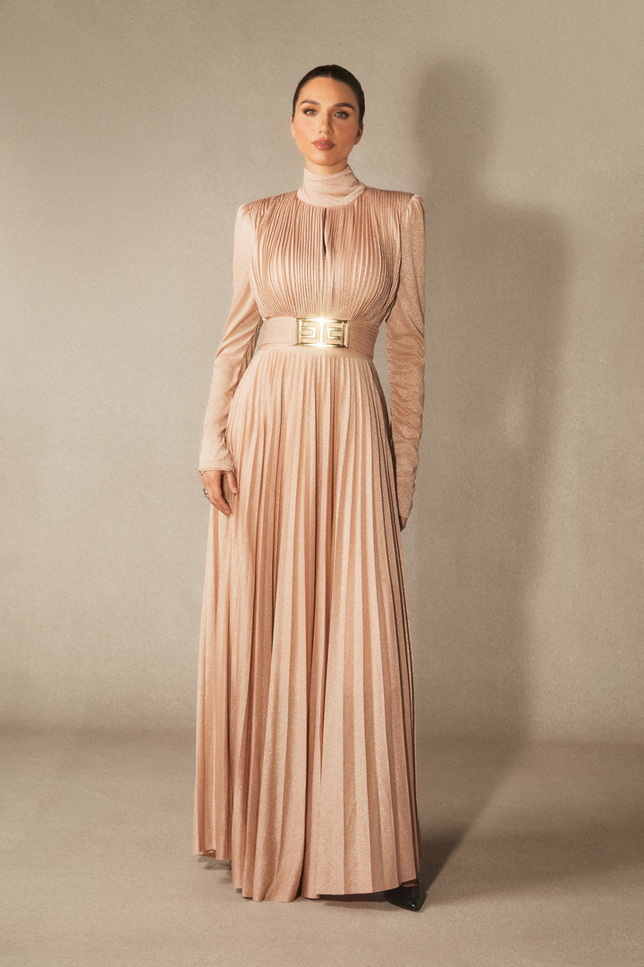 Elsie Metallic plissiertes Maxikleid mit Gürtel Vorderansicht KYMA