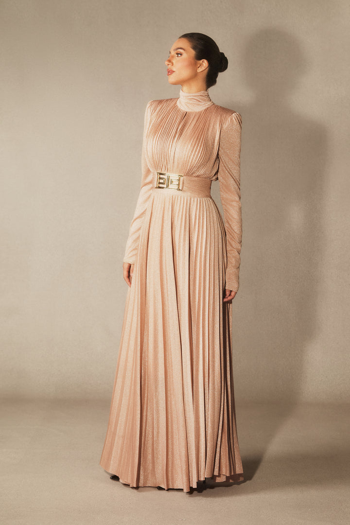 Detail des Gürtels mit Metallschnalle am Elsie Kleid KYMA
