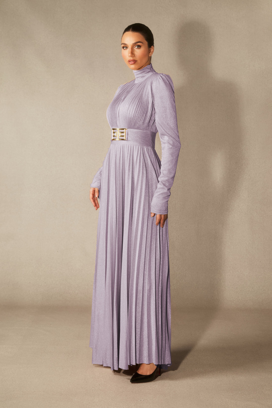 Model trägt das Elsie Kleid bei einem Abendessen KYMA