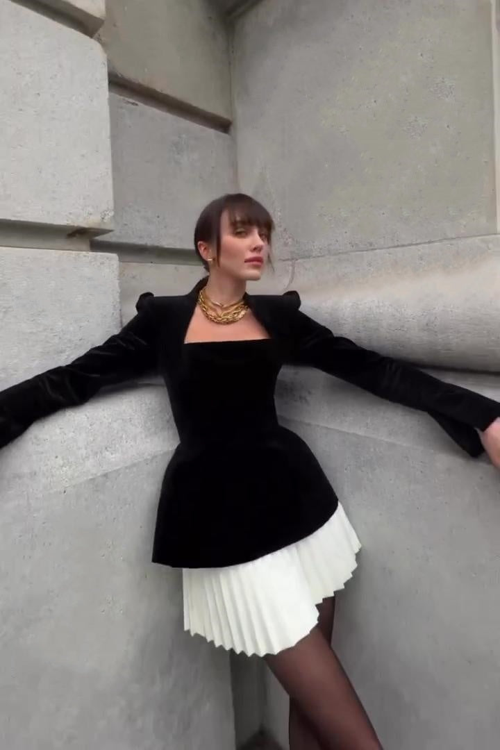 Das Kleid im Fokus auf den plissierten Saum - KYMA