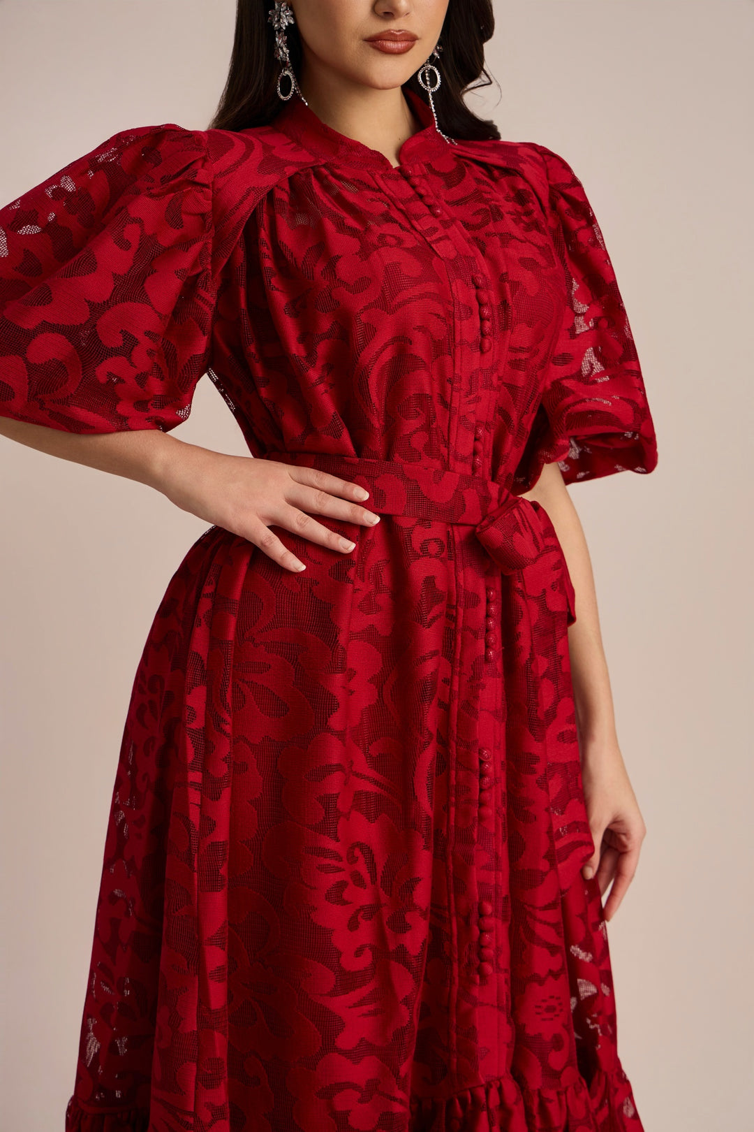 Emma besticktes Spitzen-Midi-Kleid mit Gürtel - KYMA