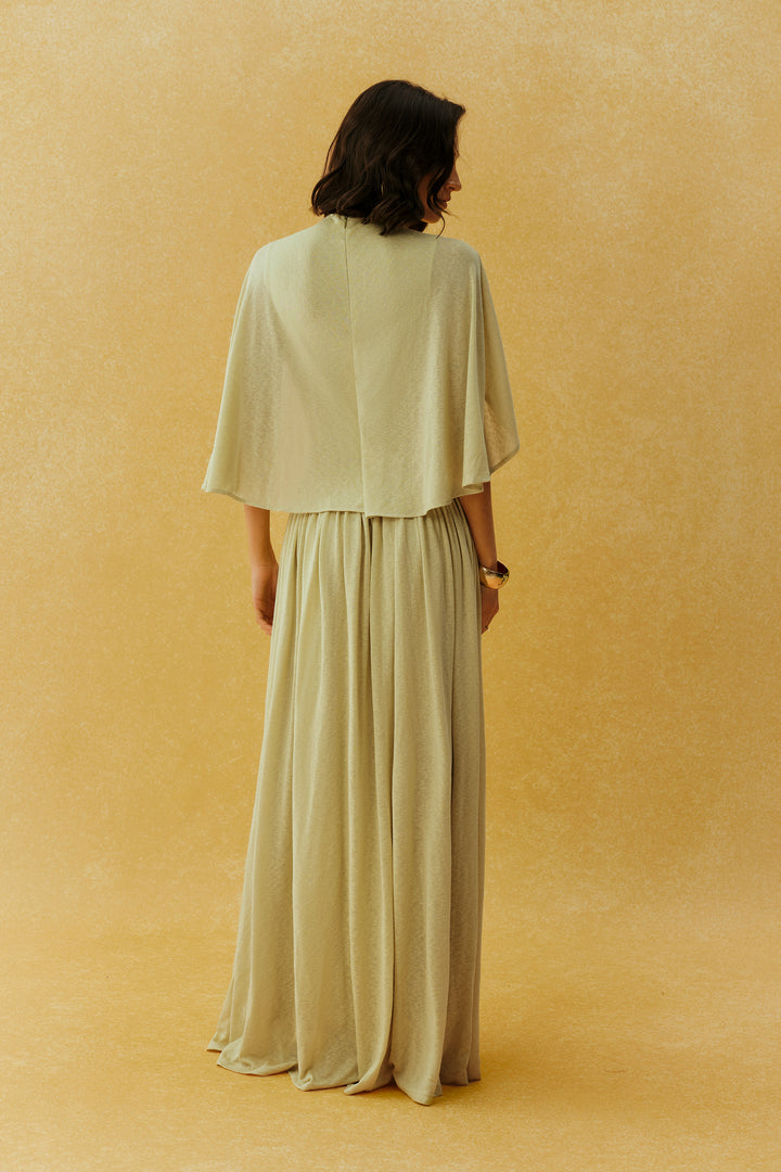 Model trägt das grüne Strick-Maxikleid - KYMA
