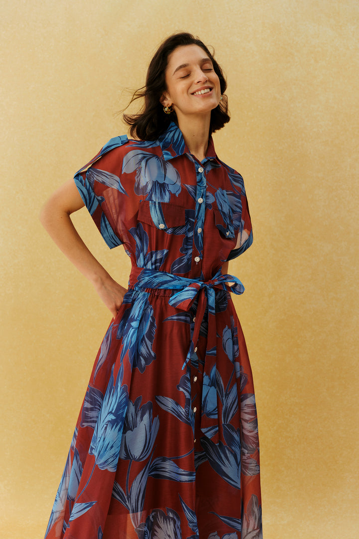 Model trägt das geblümte Maxikleid - KYMA