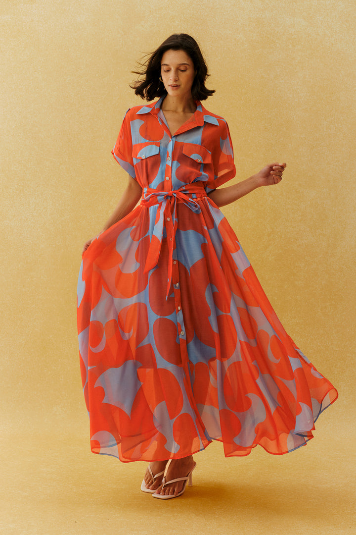 Model trägt das orangefarbene Maxikleid - KYMA