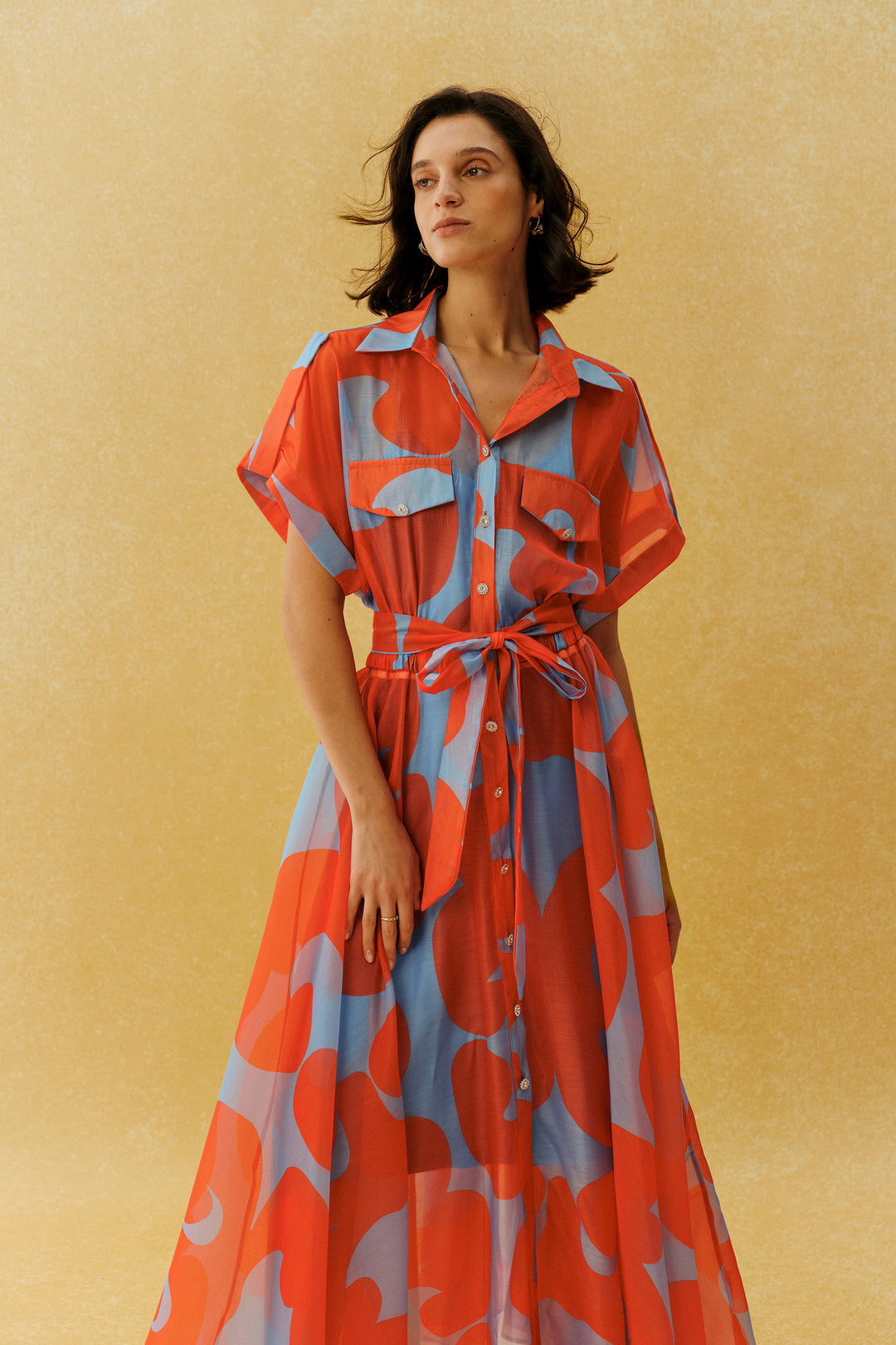 Junge Frau im Sommerkleid - KYMA