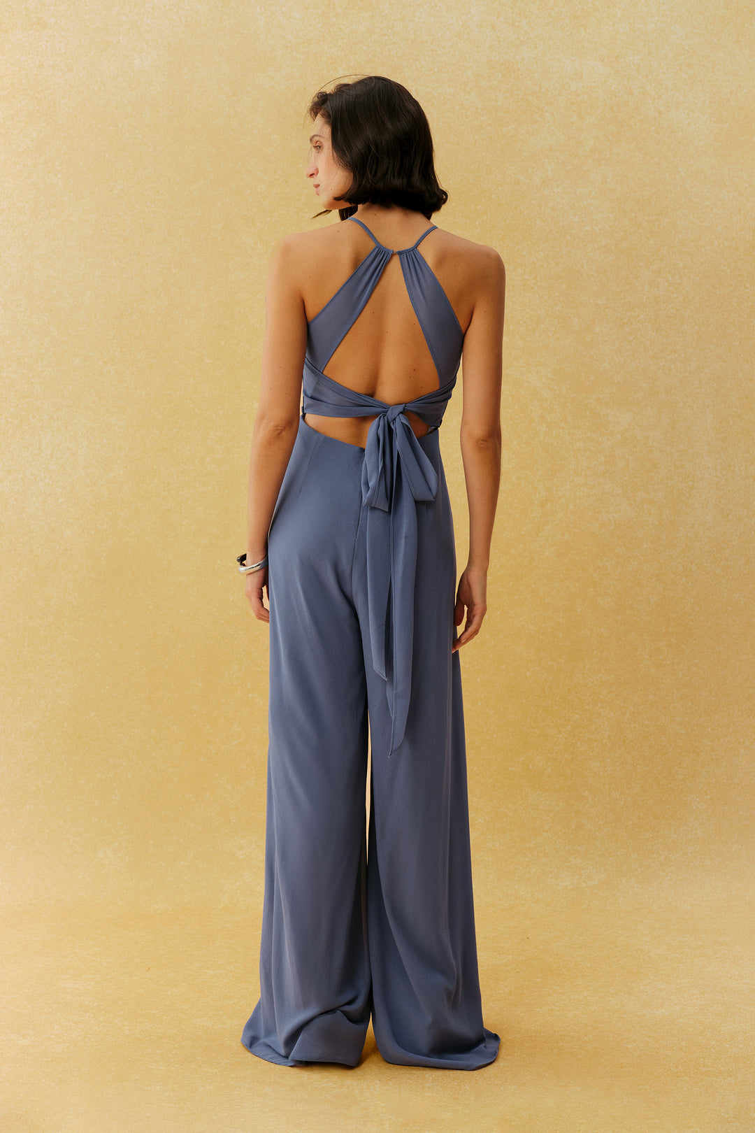 Nahaufnahme des Stoffes des blauen Jumpsuits - KYMA