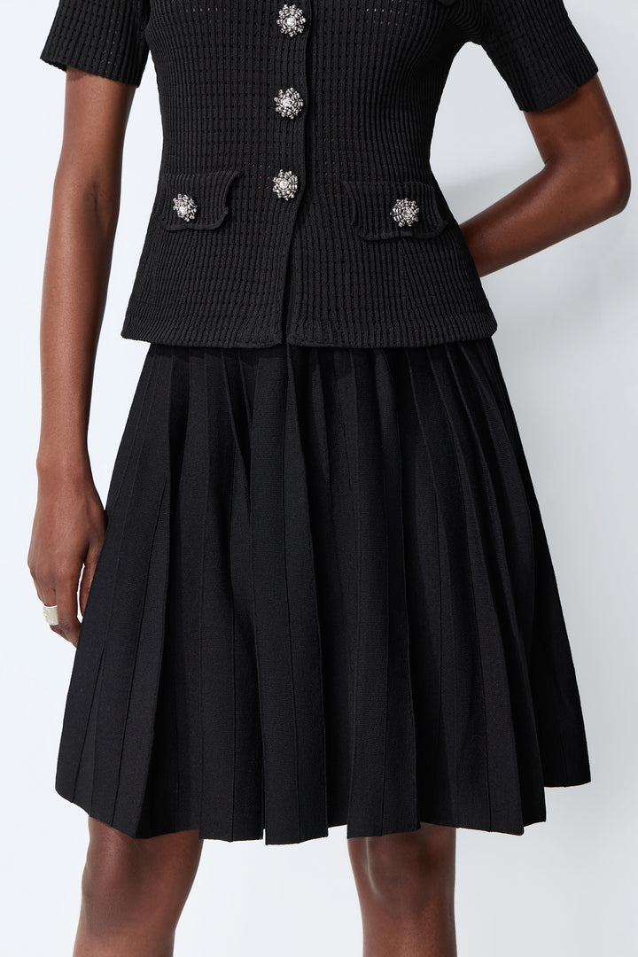 Simple Look Black Contrast Collar Knit Top Pleated Skirt Set Styling