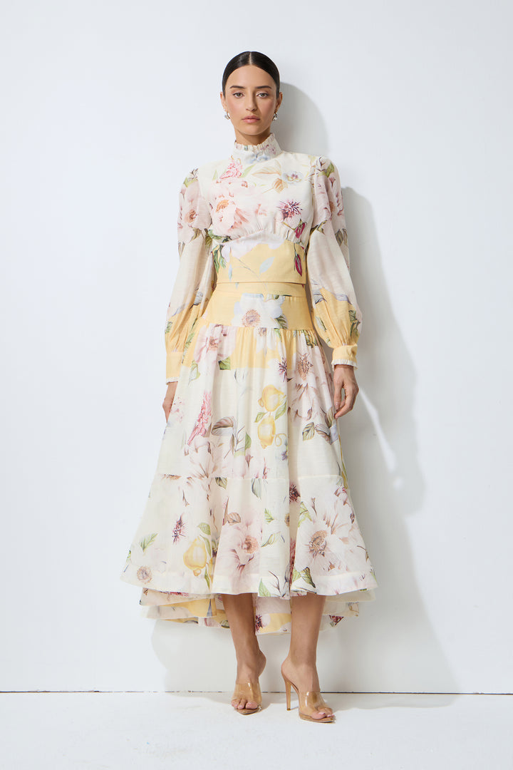 Beiges Set aus floral bedrucktem hochgeschlossenem Top und Rock mit Rüschen und Puffärmeln - KYMA