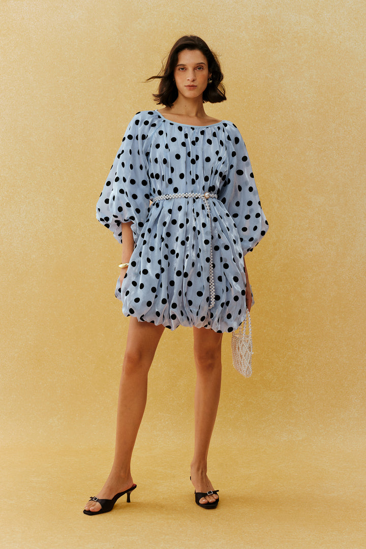 Entspanntes blaues gepunktetes Mini-Kleid mit Ballonärmeln