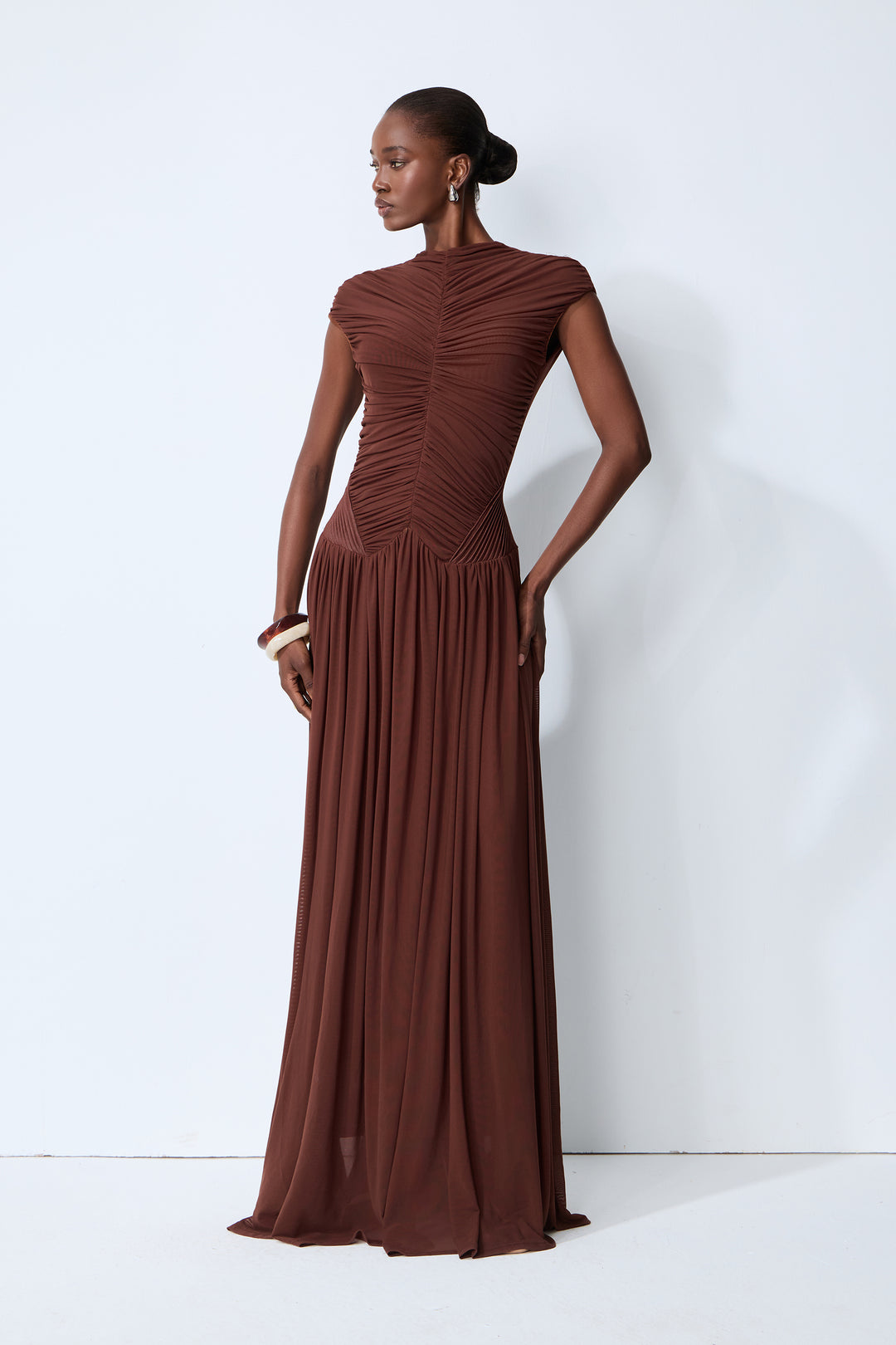 Verführerisches Romantisches Braunes Strick-Maxikleid mit gerafften Ärmeln - KYMA