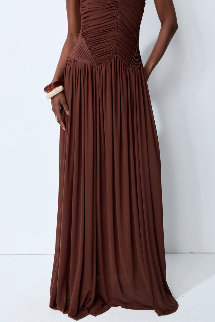 Elegant gerafftes braunes Maxikleid - KYMA