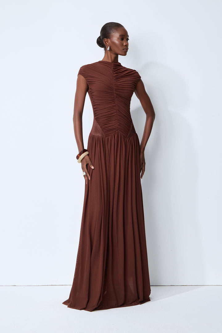 Model trägt das braune geraffte Maxikleid - KYMA