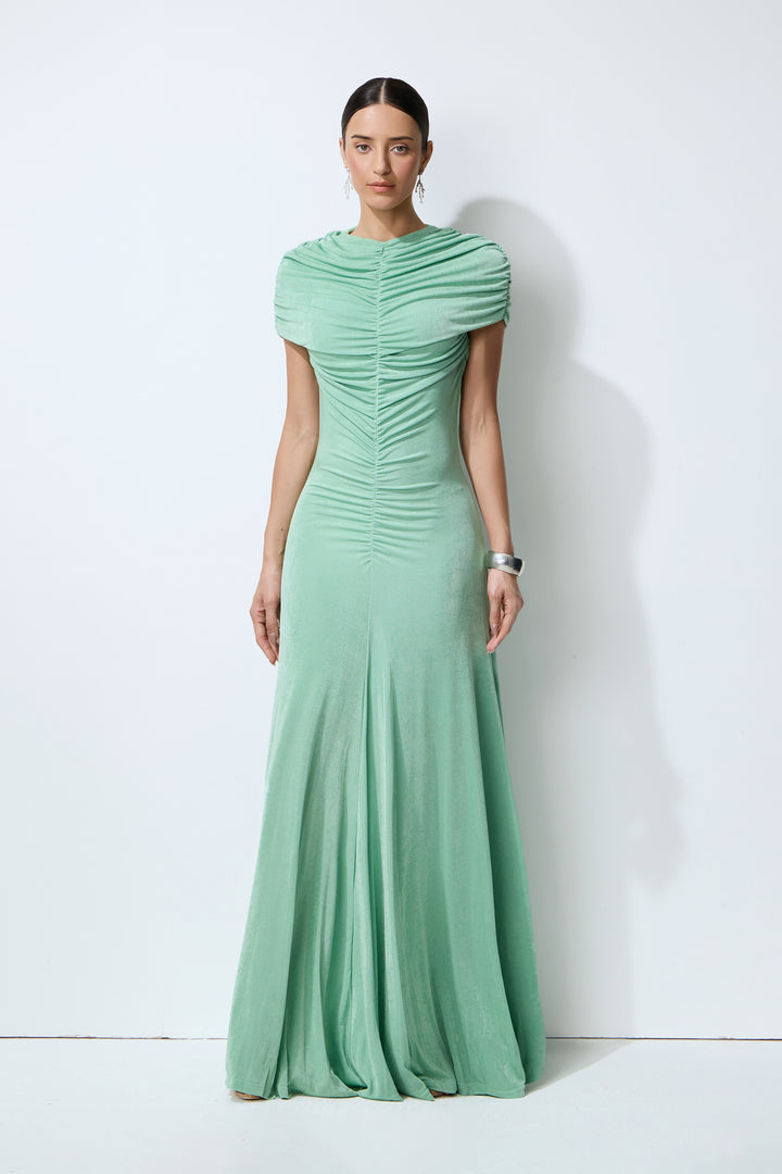Grünes gerafftes Maxikleid mit kleinen Ärmeln - Detailansicht Raffung - KYMA