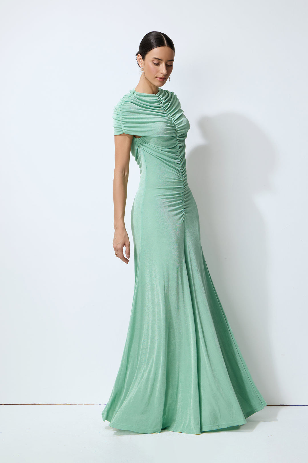 Grünes gerafftes Maxikleid mit kleinen Ärmeln - Rückenansicht - KYMA