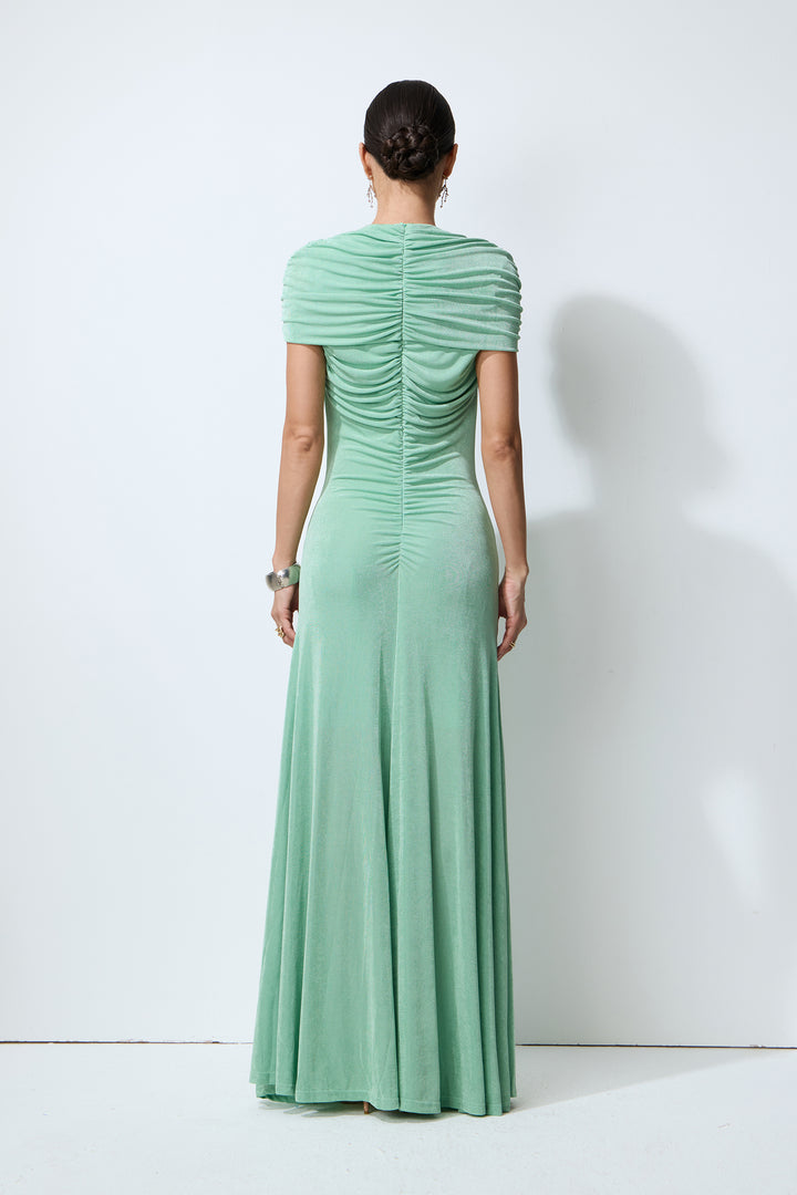 Grünes gerafftes Maxikleid mit kleinen Ärmeln - Model trägt Kleid - KYMA