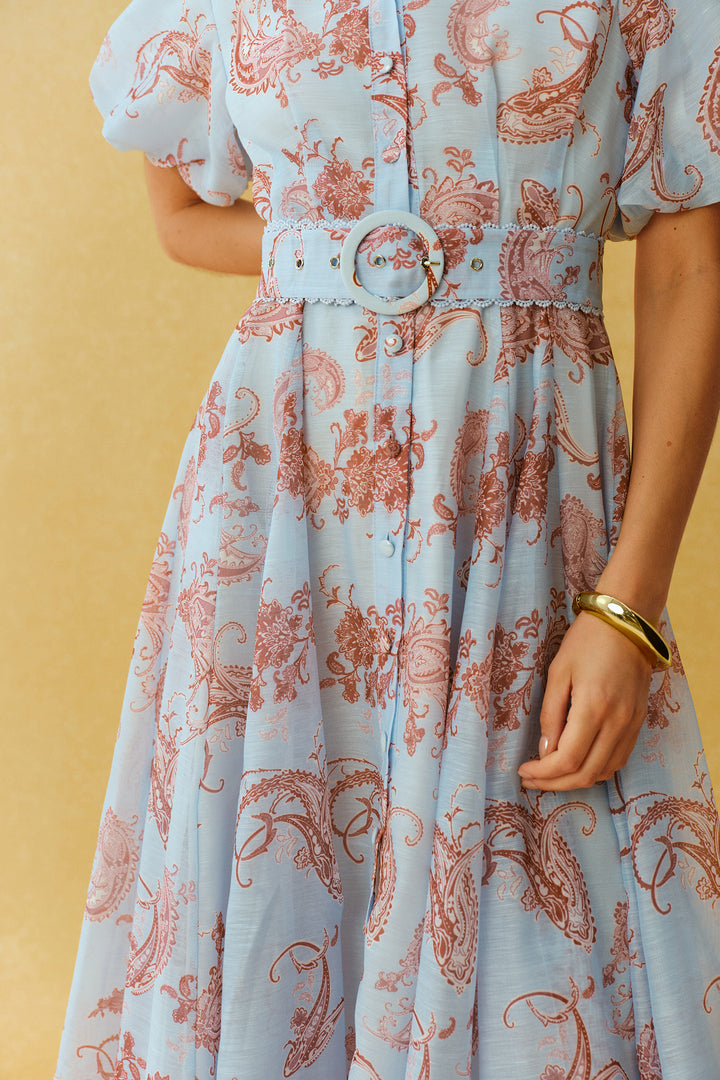 Detail des Paisley-Musters auf dem Kleid - KYMA