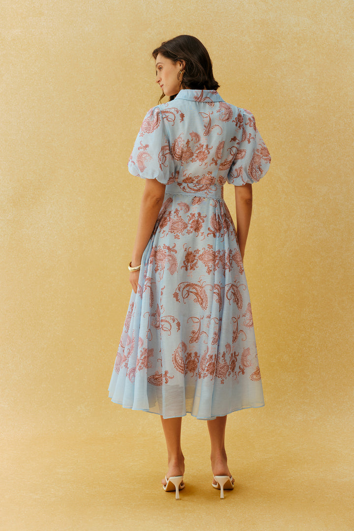 Model trägt das blaue Midi-Kleid - KYMA