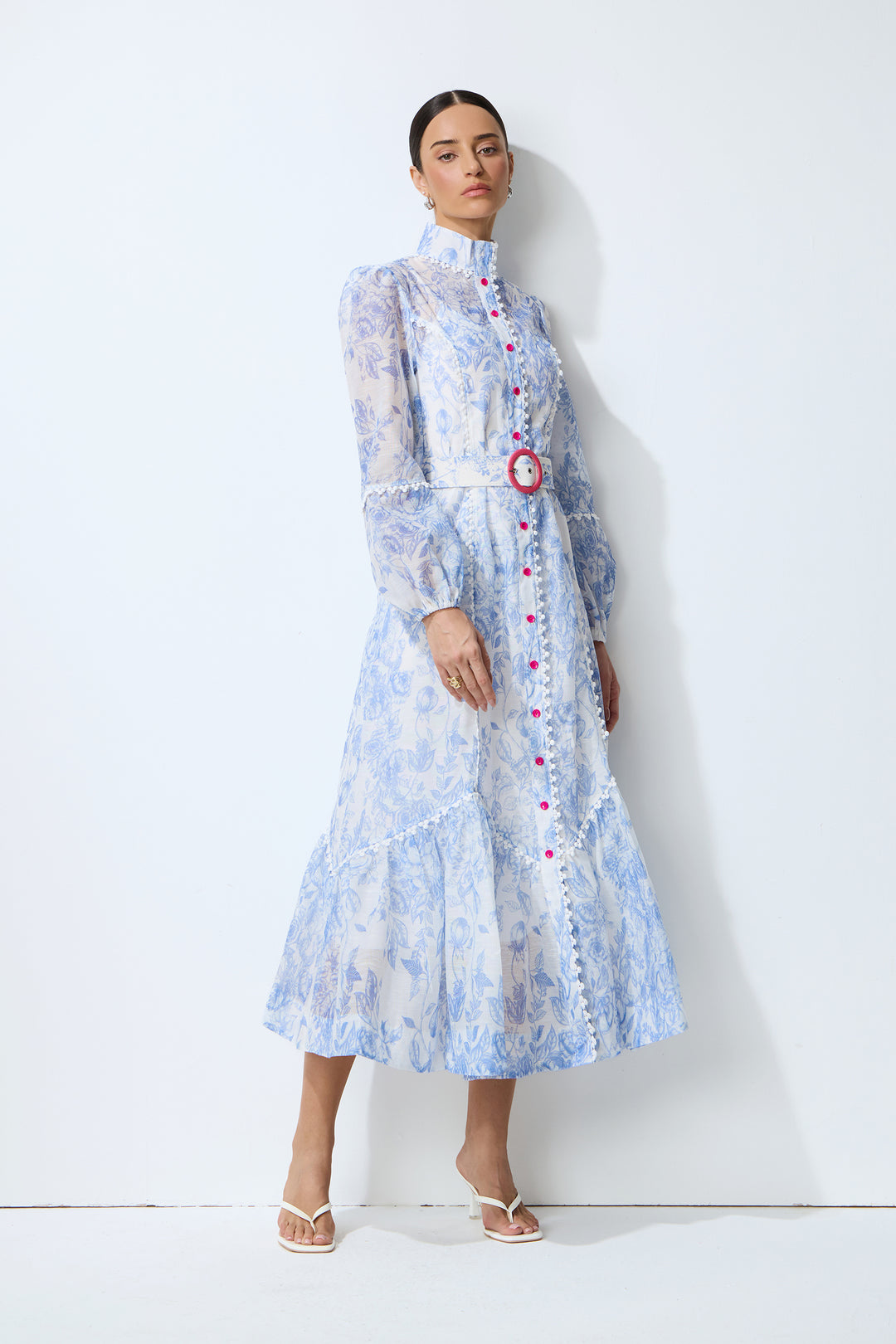 Kleid mit Gürtel in der Taille