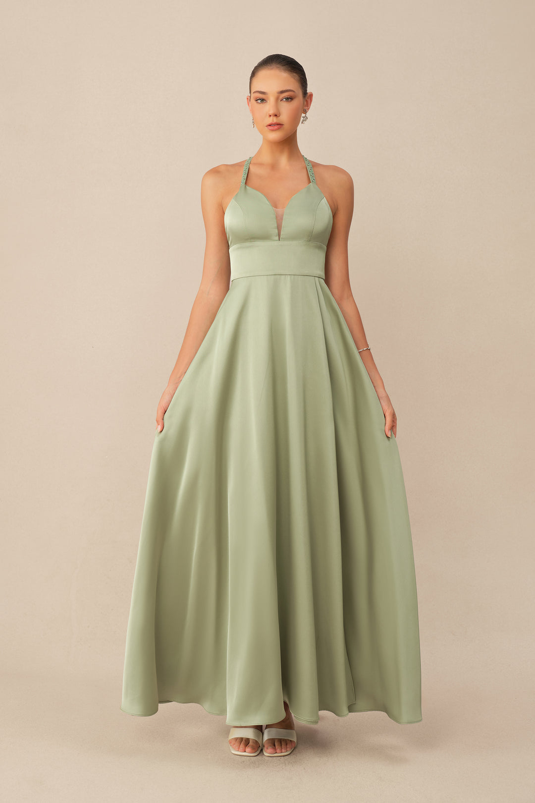 Salbeigrünes Maxikleid mit Sweetheart-Ausschnitt und Perlenverzierung - KYMA