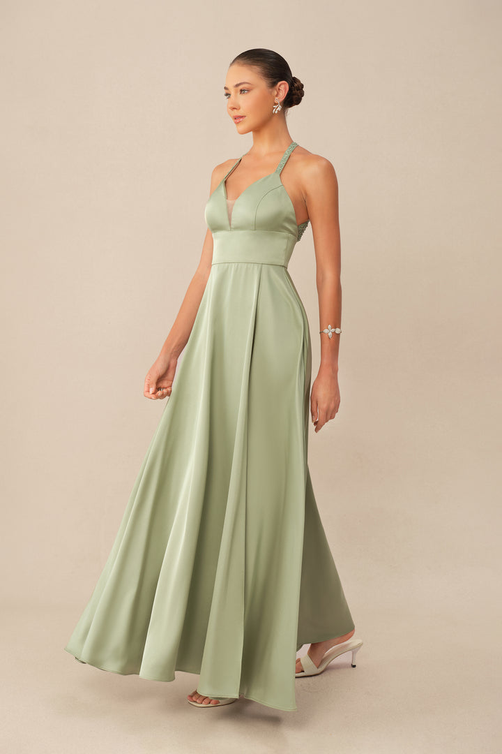 Modell trägt das Satin Maxikleid elegant - KYMA