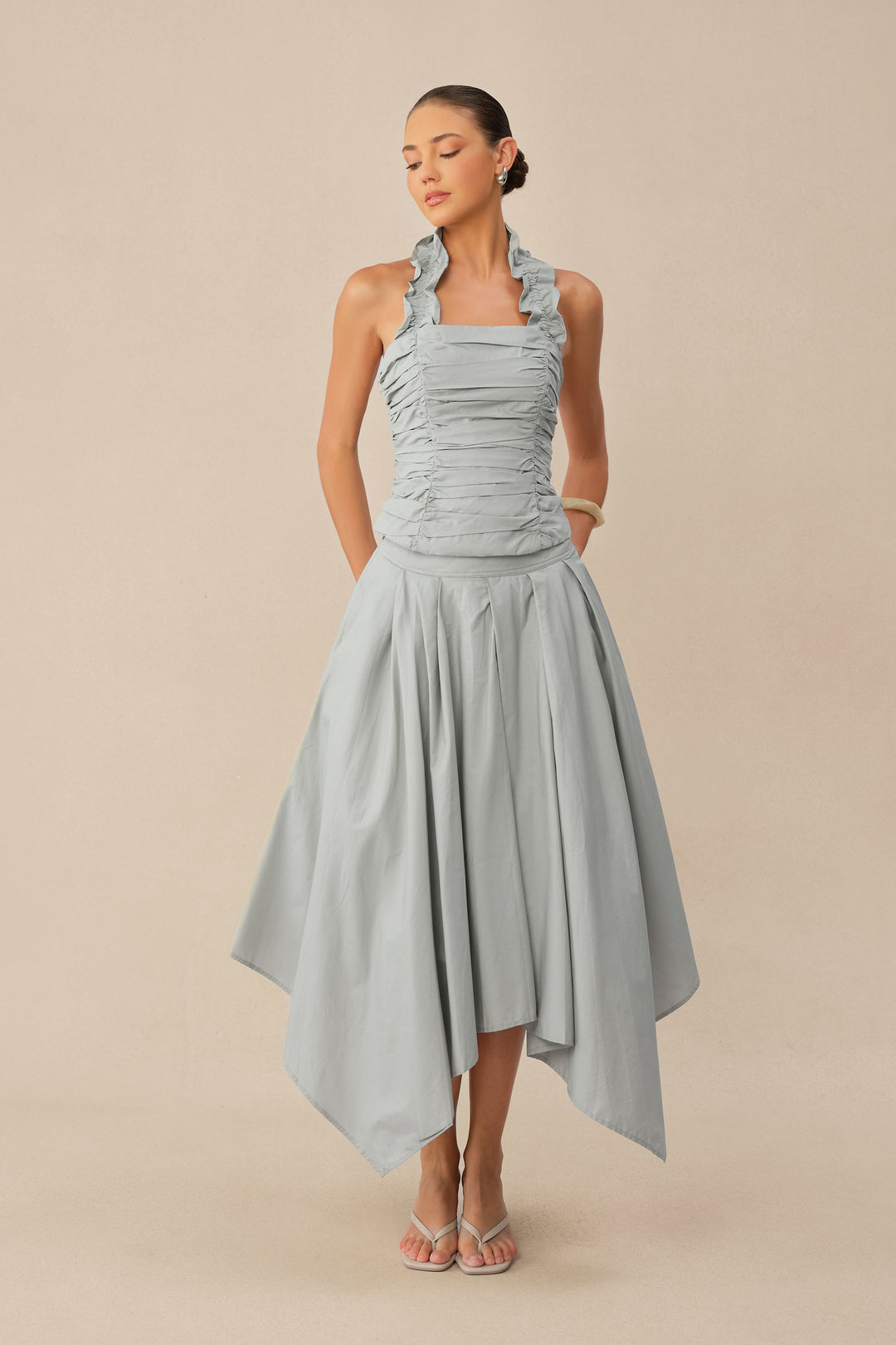 Graues Rüschen-Neckholder-Top mit Raffungen und asymmetrischem Rock-Set für Damen - KYMA