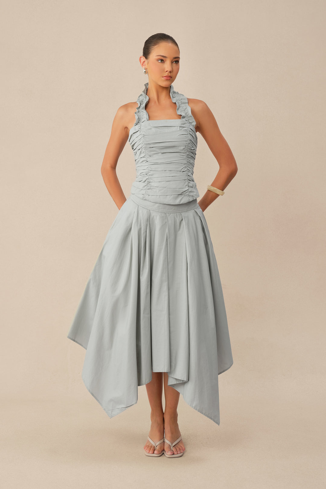 Nahaufnahme des grauen Rüschen-Neckholder-Tops mit Raffungen - KYMA