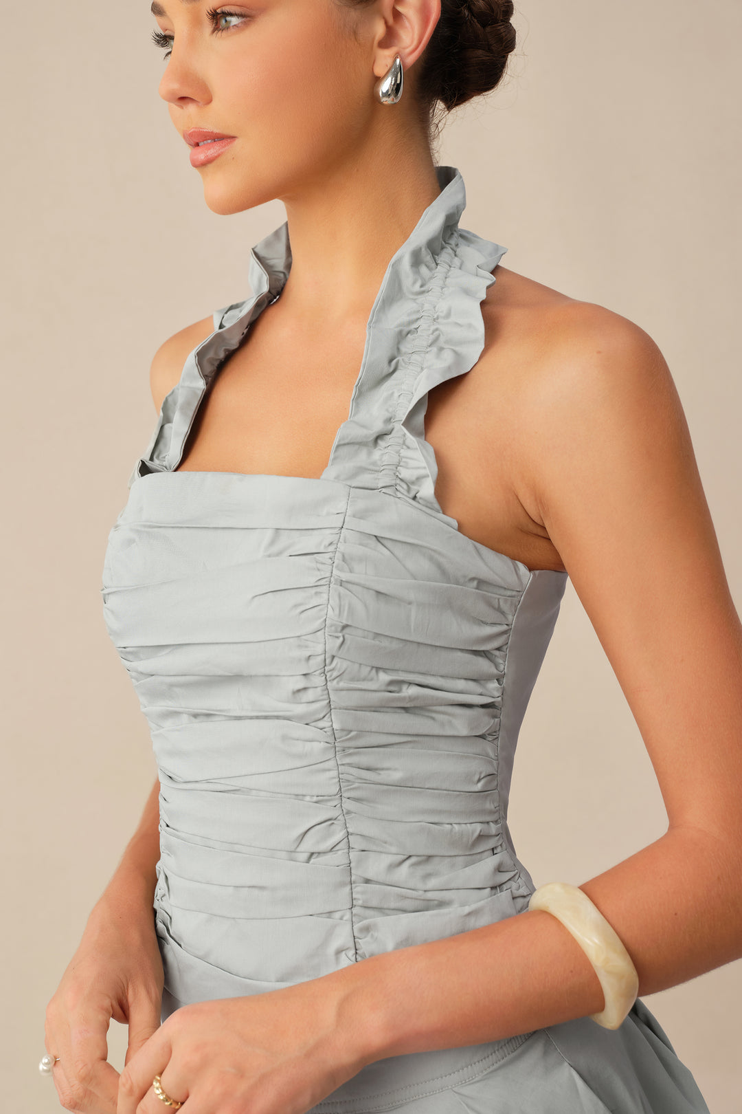 Rückansicht des Neckholder-Tops mit Schnürung - KYMA