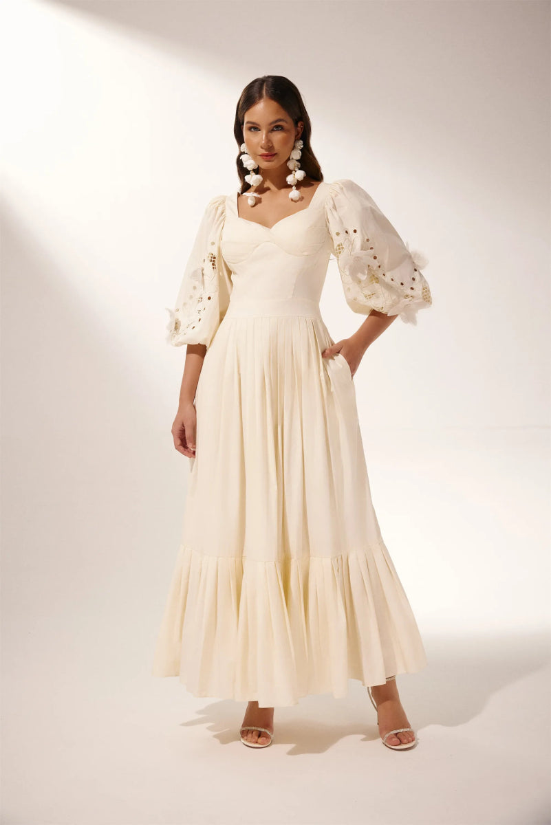 Eunice Maxikleid mit Ballonärmeln und floralen Details - KYMA