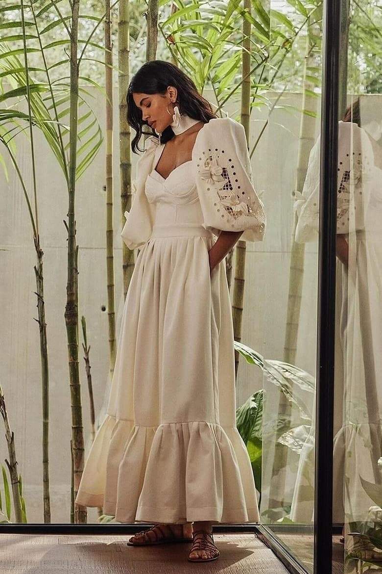 Eunice Maxikleid in einer entspannten Pose getragen - KYMA