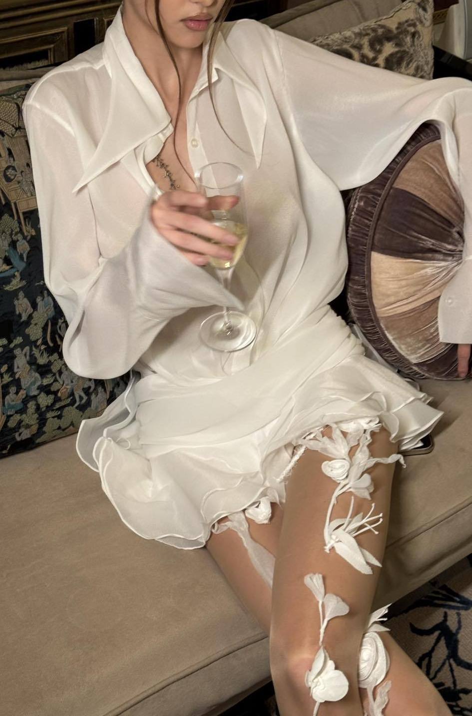 Kleid mit Fokus auf den Ausschnitt - KYMA