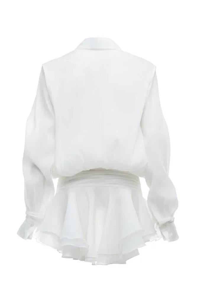 Felicia Chiffon Mini Shirt Dress White, ihre Schultern sind verdeckt, aber ihre Hände sind sichtbar