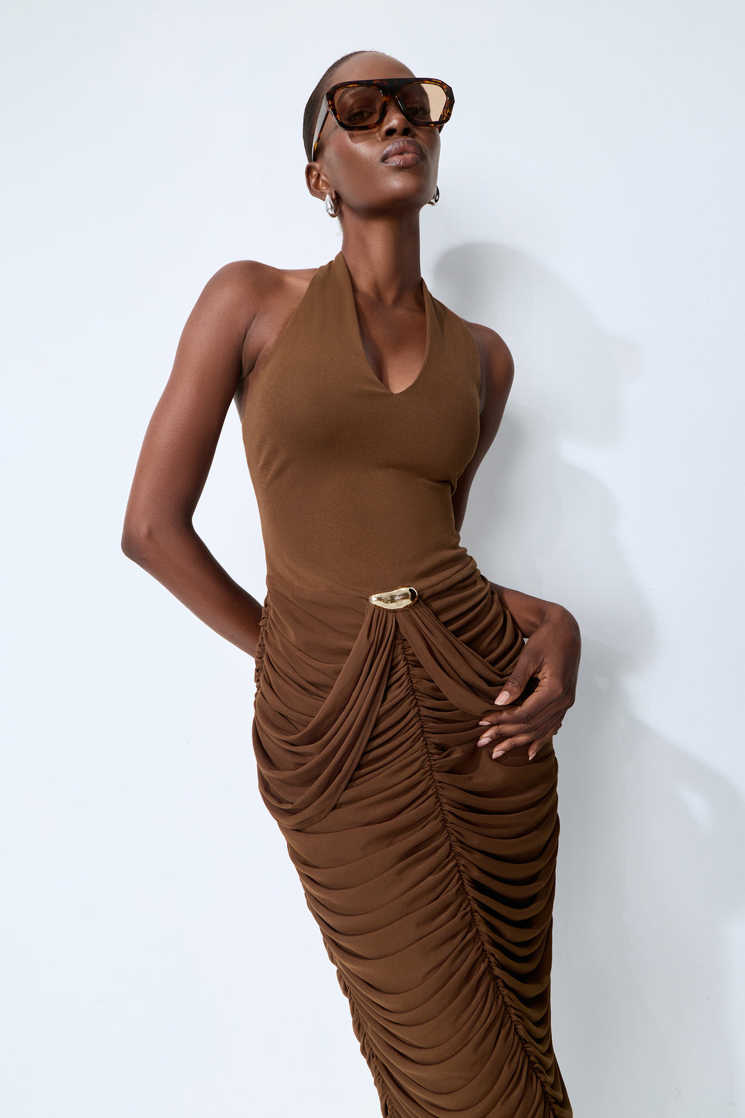 Braunes Maxikleid mit tiefem V-Ausschnitt