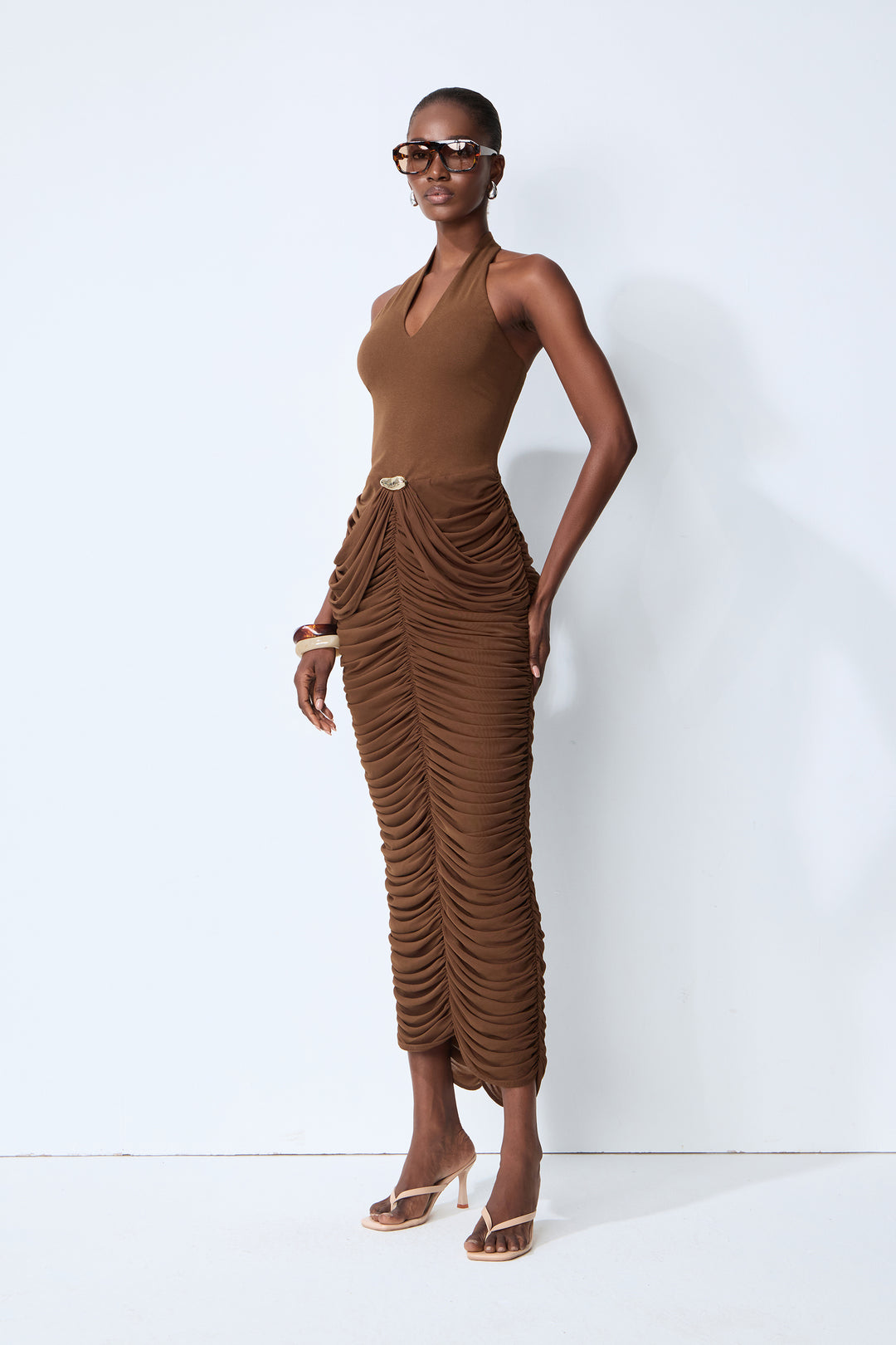 Model trägt das braune Maxikleid