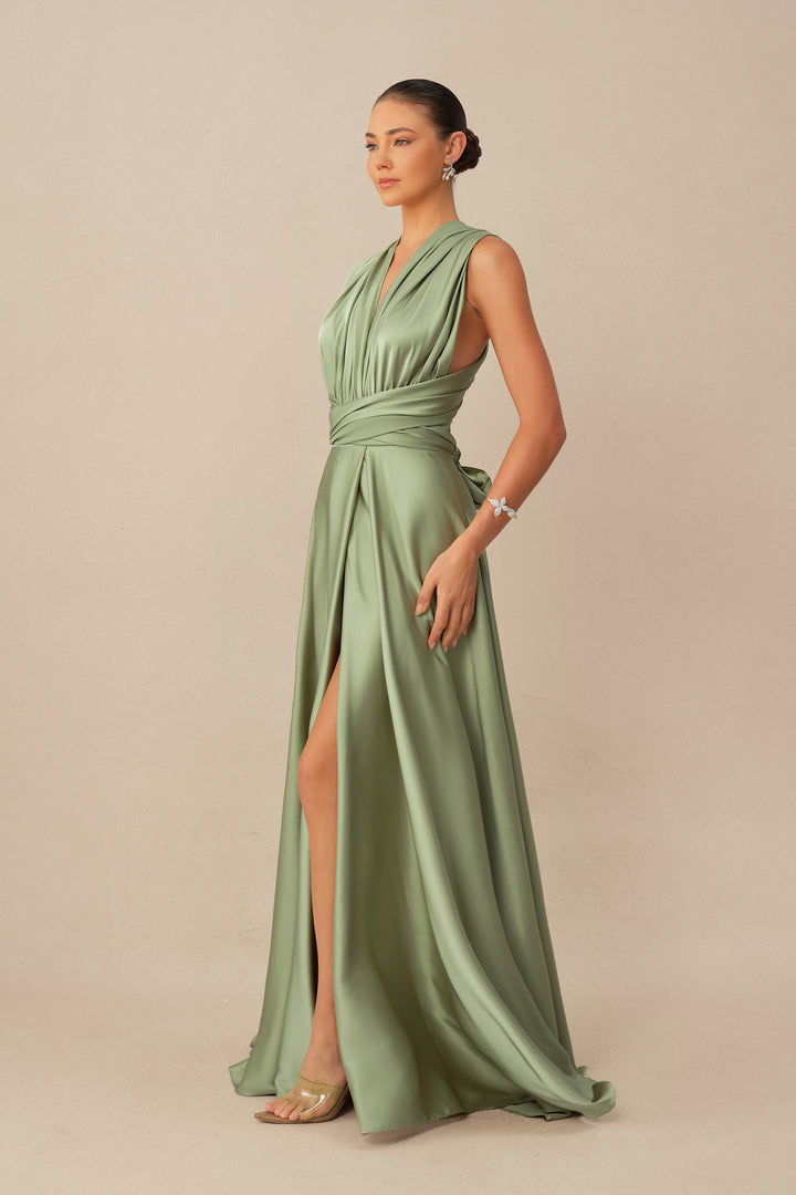 Modell im eleganten Maxikleid - KYMA