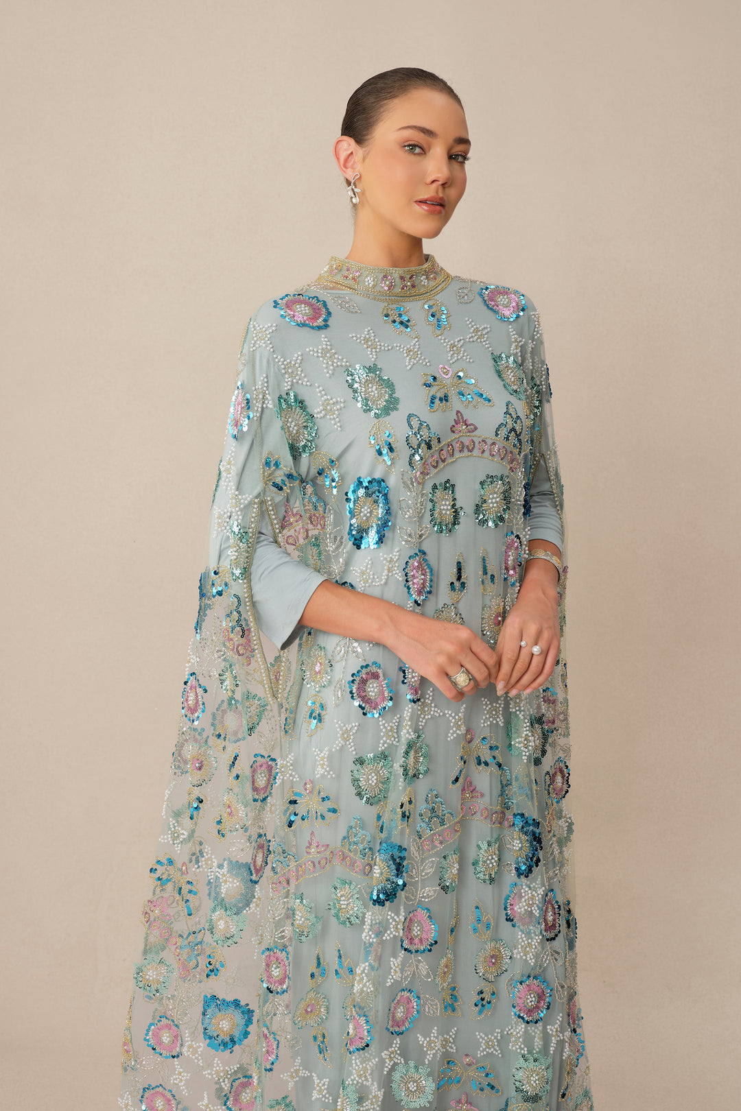 Detail der floralen Paillettenstickerei auf dem blauen Kleid - KYMA