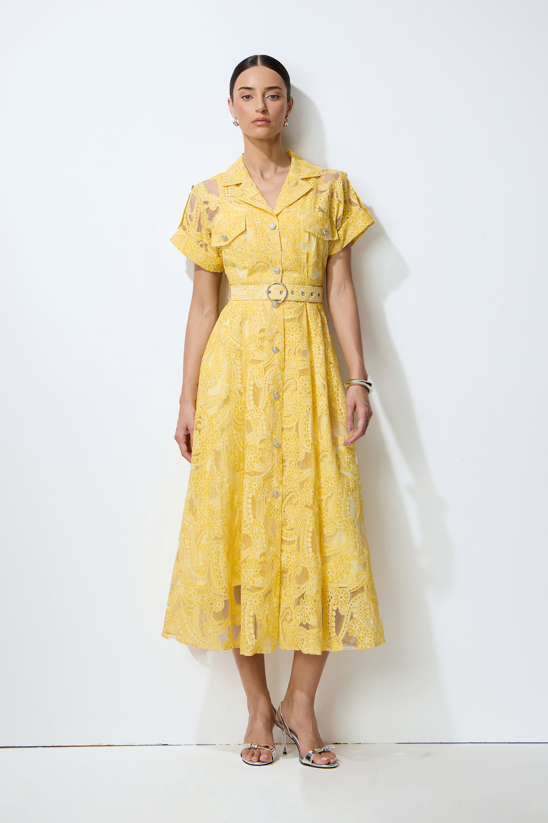 Endless Summer Gelbes transparentes florales Spitzen-Midikleid mit Modell