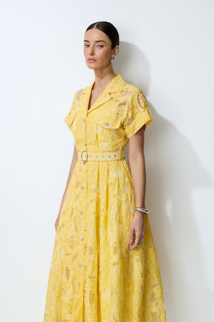 Gelbes Spitzenkleid von der Seite