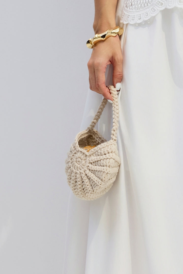 Gehäkelte Muschel-Handtasche in Gebrauch - KYMA