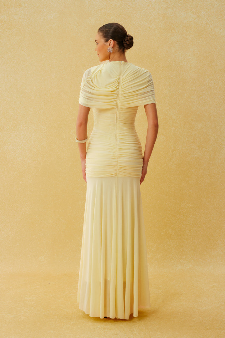 Model trägt das gelbe Maxikleid in einer eleganten Pose