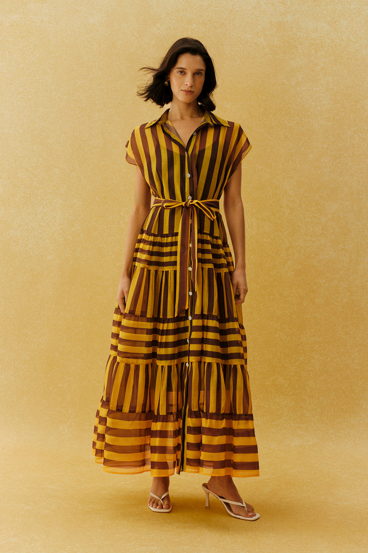 Gelbes gestreiftes Maxi-Kleid mit Kappenärmeln und Hemdkragen, vorne