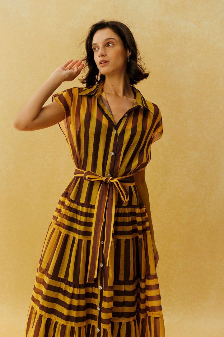 Gelbes gestreiftes Maxi-Kleid mit Kappenärmeln, Detail des Bindegürtels