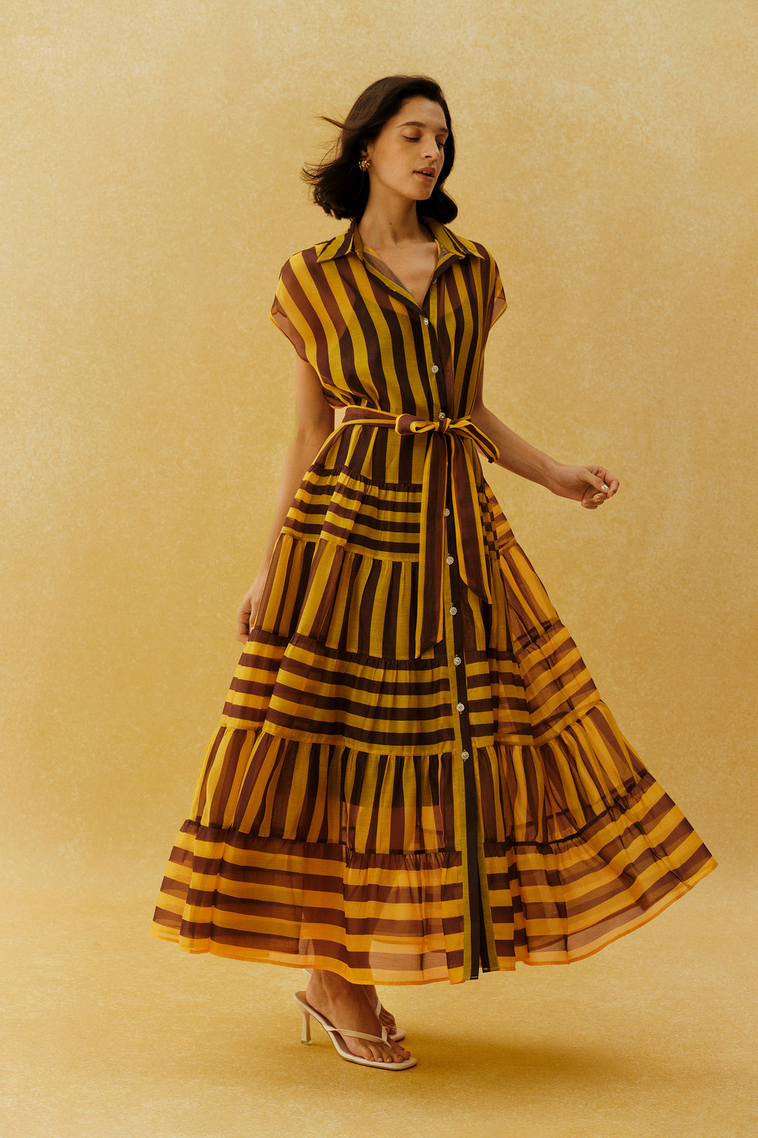 Gelbes gestreiftes Maxi-Kleid mit Kappenärmeln, Rückansicht