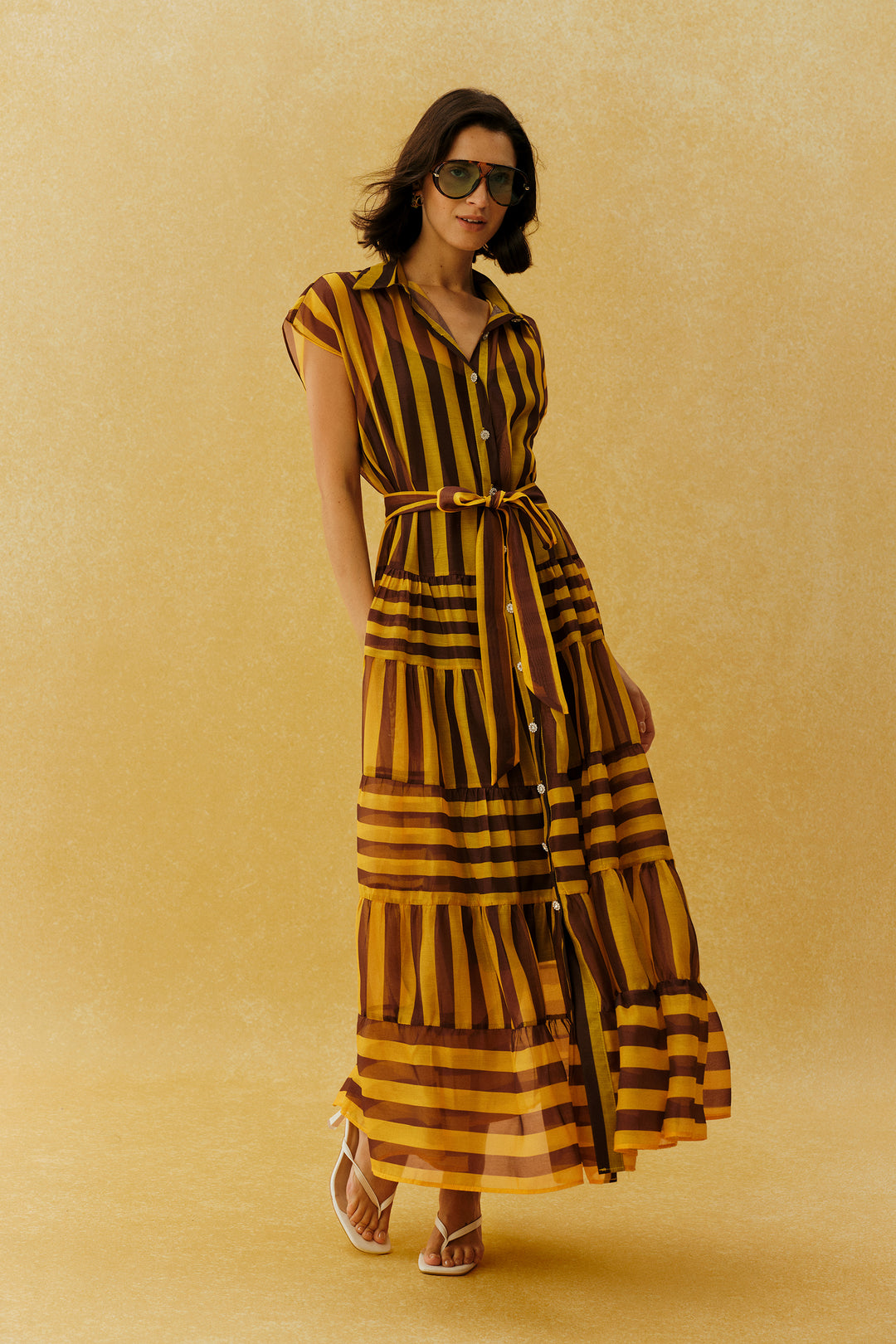 Gelbes gestreiftes Maxi-Kleid mit Kappenärmeln, gestufter Rock