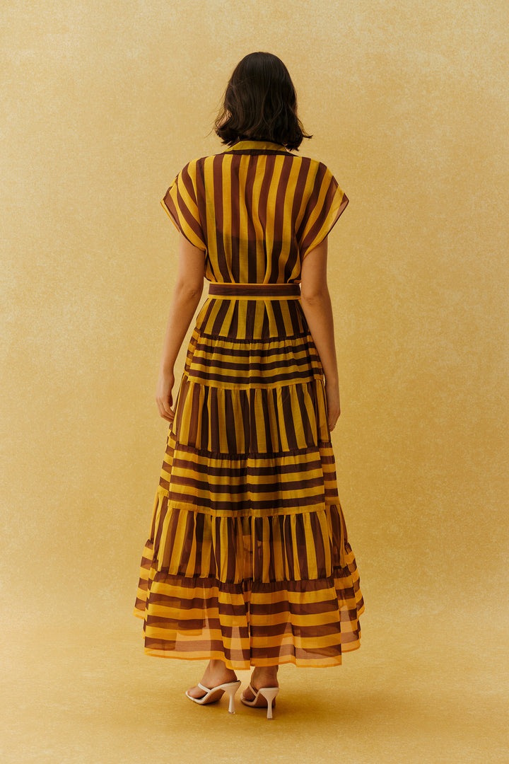 Gelbes gestreiftes Maxi-Kleid mit Kappenärmeln, auf Reisen