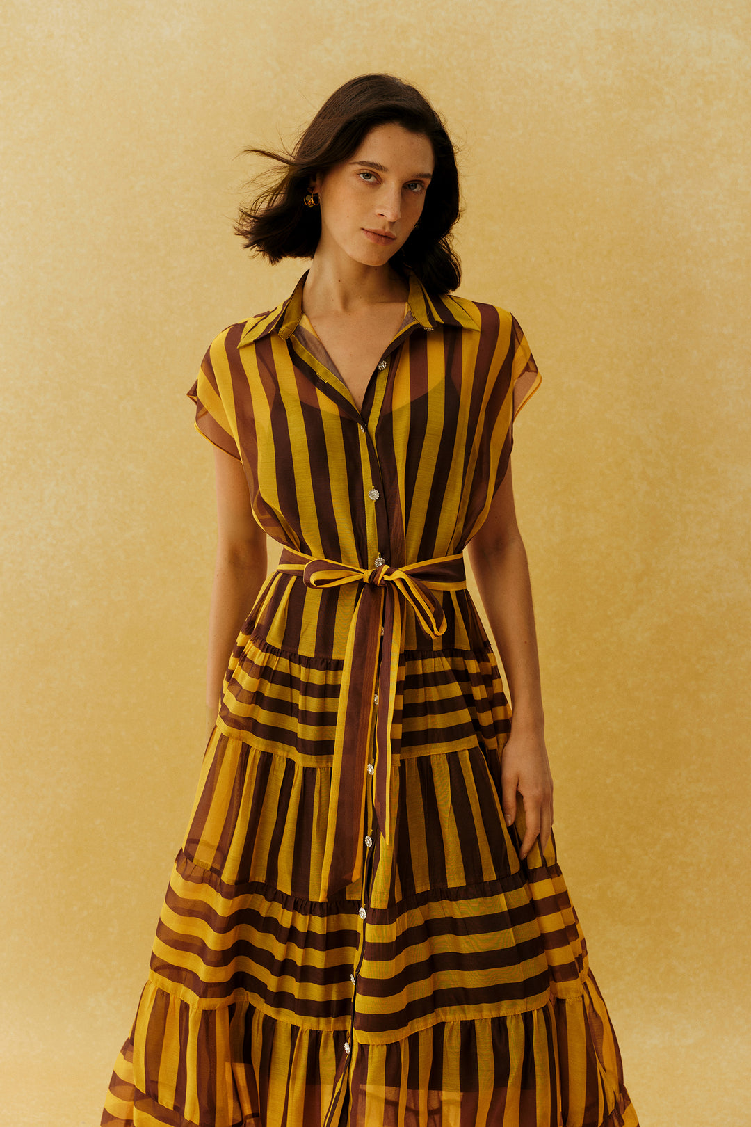 Gelbes gestreiftes Maxi-Kleid mit Kappenärmeln, Detail der Streifen