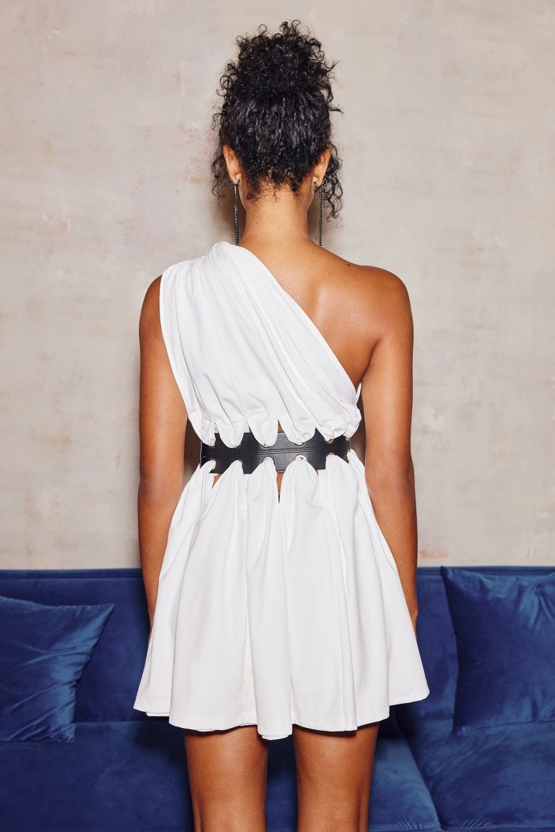 Gemma Belted One-Shoulder Mini Dress - KYMA - Detailansicht Ausschnitt