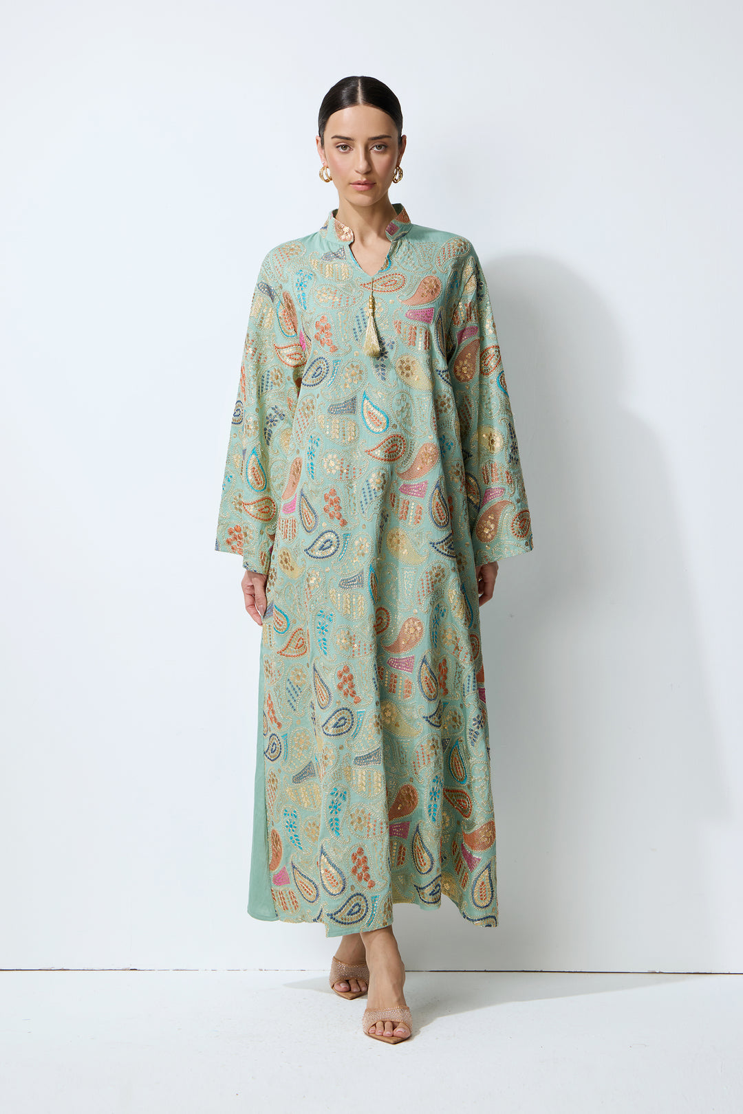 Grünes Kaftan Maxikleid mit Paisley-Print – Vorderansicht