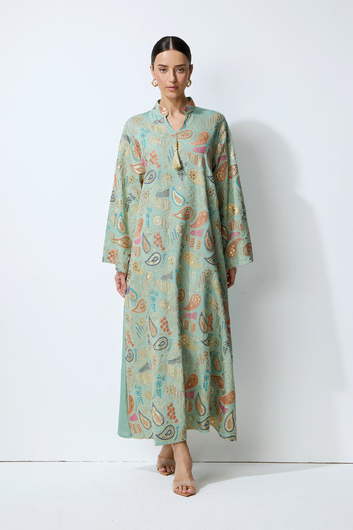 Grünes Kaftan Maxikleid mit Paisley-Print – Vorderansicht