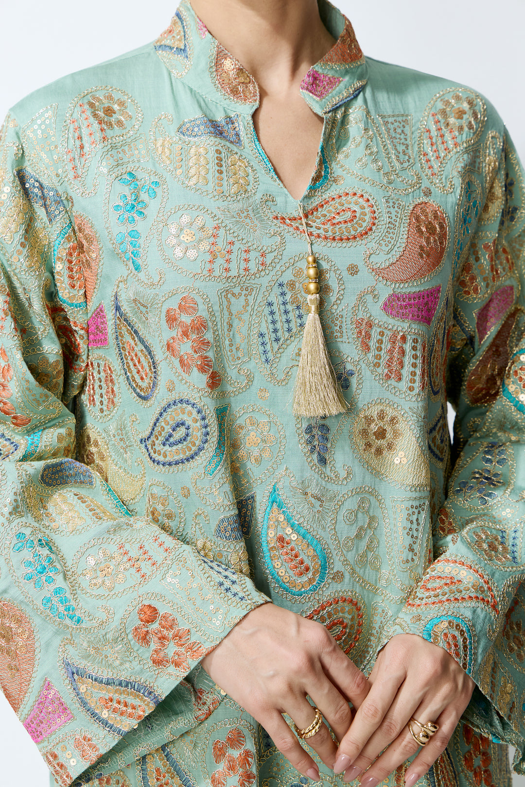 Detail der Paisley-Stickerei am grünen Kleid