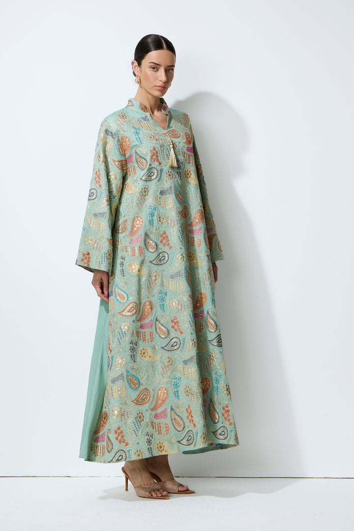 Kerbkragen mit Quastendetail am Kaftan-Kleid